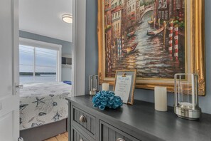 3 habitaciones, tabla de planchar con plancha y cuna de viaje 