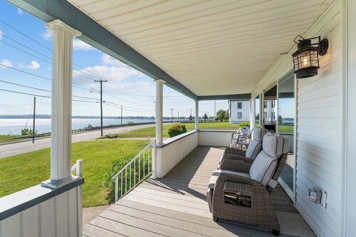 Waterfront Oasis w/ Private Pool & EPIC Views - Sakonnet Sunset Manor, Tiverton