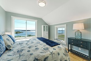 4 soverom, skrivebord, strykejern/-brett og reiseseng for barn