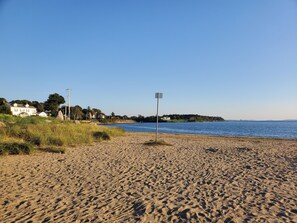 Beach nearby, sun-loungers, beach towels - Boutique Luxury Waterfront w/Pool & Sunset Views-Sakonnet Sunset Manor, Tiverton (Tiverton)