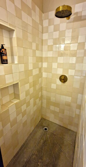Een douche, een haardroger, zeep, toiletpapier