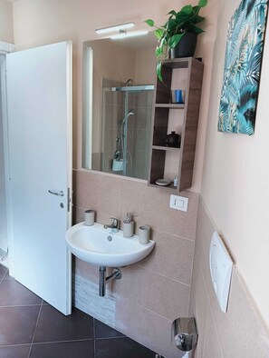 Een douche, een haardroger, een bidet, handdoeken