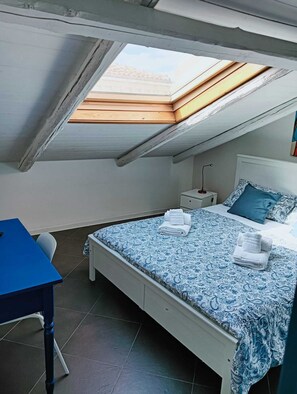 3 habitaciones, tabla de planchar con plancha, wifi y ropa de cama 