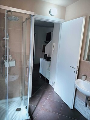 Dusche, Haartrockner, Bidet, Handtücher