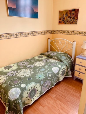 2 habitaciones, tabla de planchar con plancha, wifi y ropa de cama