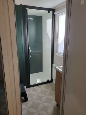 Douche, sèche-cheveux, papier toilette