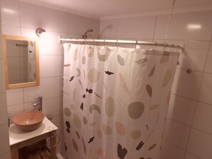 Sèche-cheveux, serviettes fournies, savon, shampoing