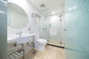 A modern bathroom with a glass shower enclosure, a white sink, and a toilet. - Gemeng Hotel (Shanghai Huinan Pazhou Commercial Plaza) (Shanghai)