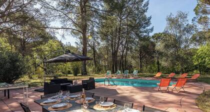 Authentique Mas provençal familial avec piscine, au calme, niché dans la pinÚde.