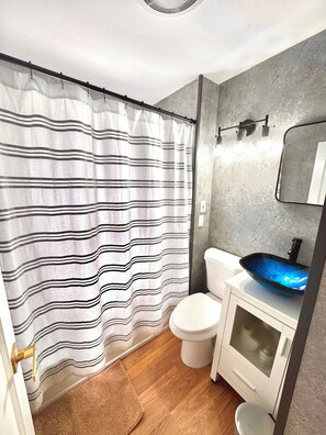 タオル、石鹸、トイレットペーパー