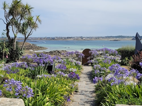 Captain's house with exceptional views, south-facing, facing the sea
