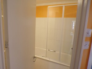 Apartamento | Banheiro | Banheira e chuveiro separados, banheira de imersão, toalhas de banho 