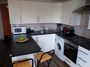 Departamento | Cocina privada | Refrigerador, microondas, horno y parrilla de estufa