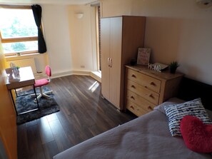 Apartamento | 4 quartos, Wi-Fi de cortesia, roupa de cama