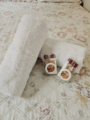 Toallas, jabón, papel de baño 