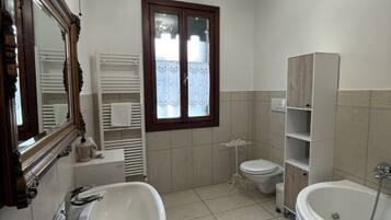 Dusche, Whirlpool, Haartrockner, Bidet