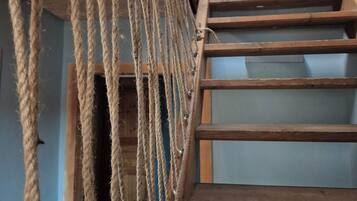 Eine Holztreppe mit einer Seilsperre.