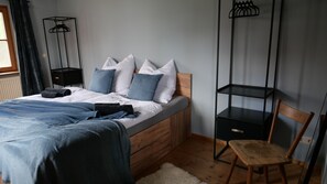 4 bedrooms, iron/ironing board, WiFi