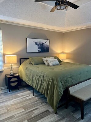 Bureau, fer et planche Ă repasser, Wi-Fi gratuit, draps fournis