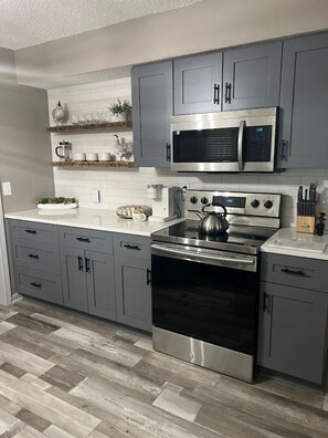 Een koelkast, een microgolfoven, een oven, een kookplaat