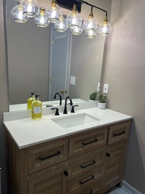 Douche, sĂšche-cheveux, serviettes fournies, savon