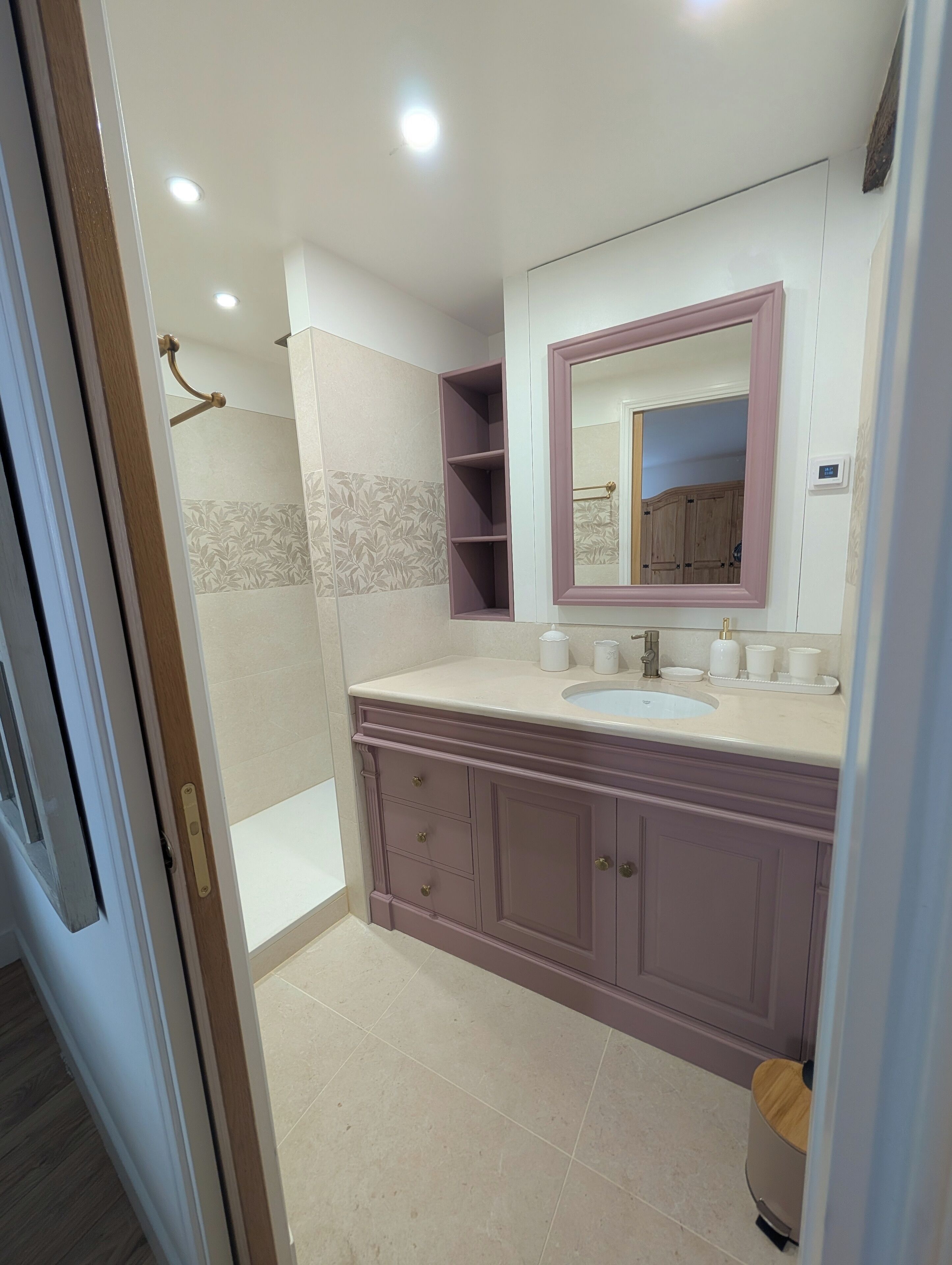 シャワー、ヘアドライヤー、タオル、石鹸