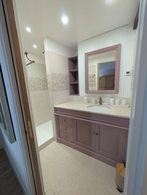 Een douche, een haardroger, handdoeken, zeep