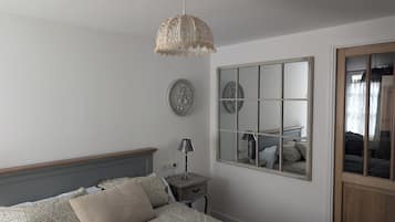 2 slaapkamers, een bureau, een strijkplank/strijkijzer, reisbedje