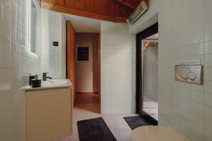 Douche, serviettes fournies, savon, shampoing