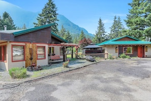 Exterior - Mountain Side Cabin In Hope! For Families & Parties (Hope)