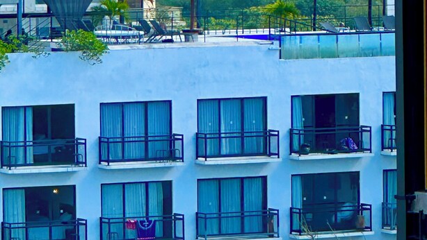Un hôtel doté de nombreux balcons donnant sur une plage.
