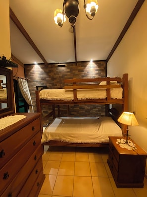 3 quartos, ferros/tábuas de passar roupa, Wi-Fi, roupa de cama