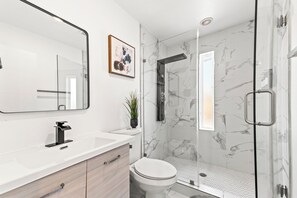 Haartrockner, Handtücher, Seife, Toilettenpapier