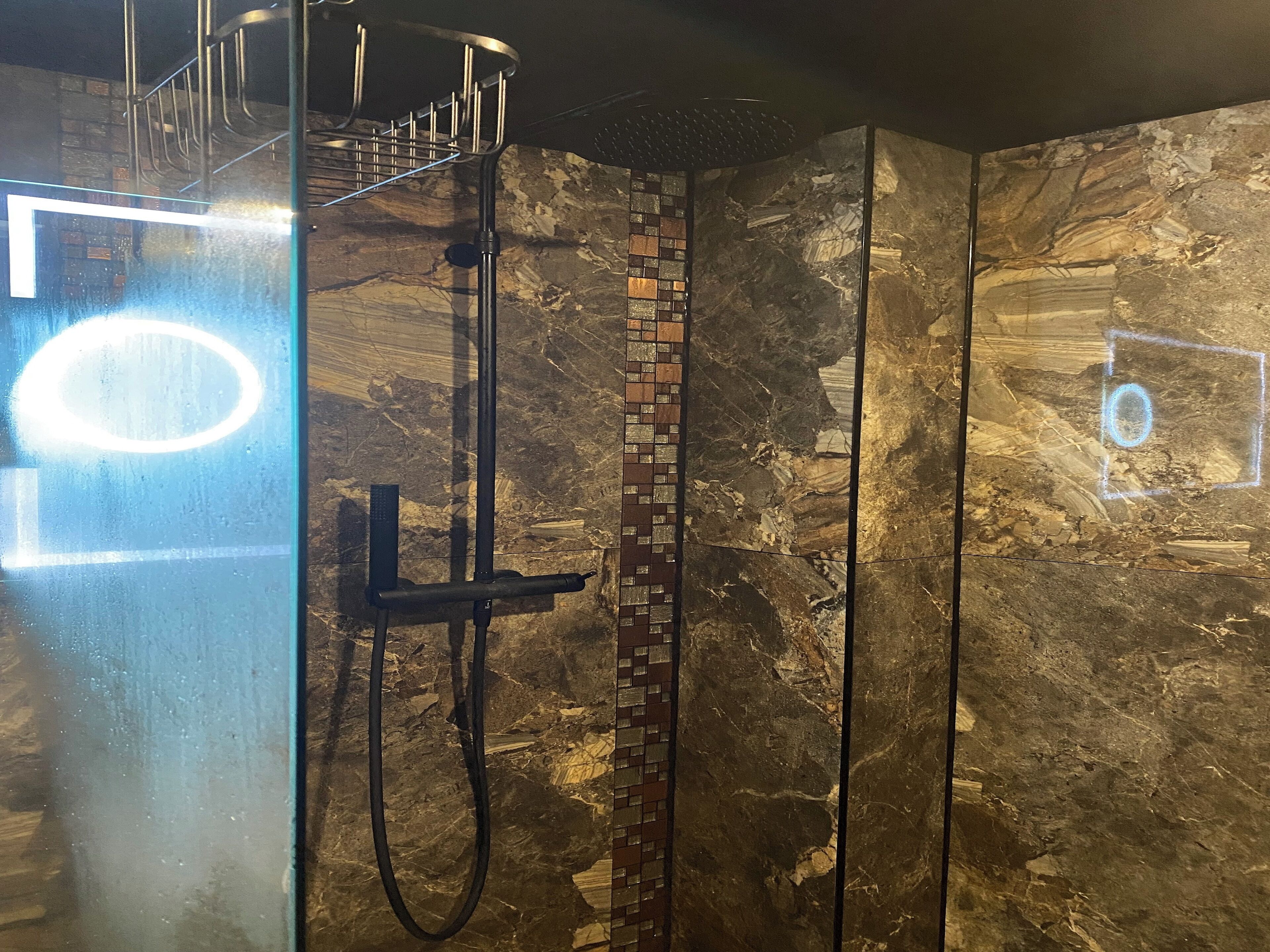 Douche, baignoire à jets, bidet, serviettes fournies