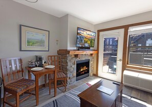 Smart TV, fireplace - HH 218: Starlit Studio – Hot Tub, Scenic Views & Village Convenience (Snowshoe)