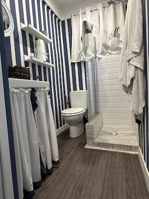 Secador de cabelo, toalhas de banho, sabonete, papel higiênico