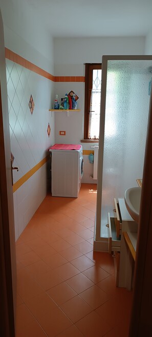 Dusche, Haartrockner, Bidet, Handtücher