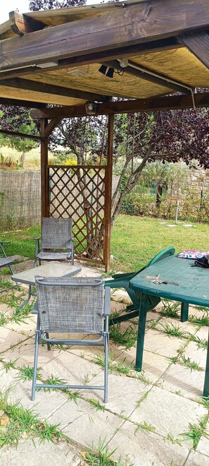 Terrace/patio - Cottage by ciccy&moma Nestled in the Tuscan countryside but just minutes from the sea (Pomaia)