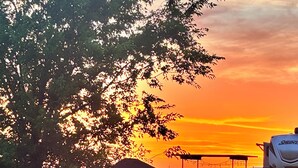 Señal de bienvenida en el Parque Welch con un atardecer de fondo.