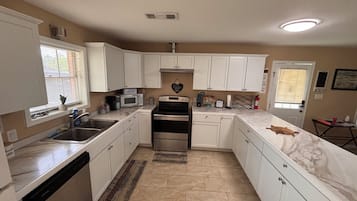 Een koelkast, een magnetron, een oven, een kookplaat