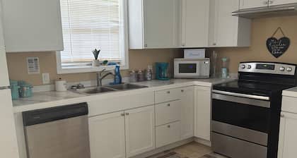 Rustic Anchor Retreat- Charming Large Two bedroom house in the country.