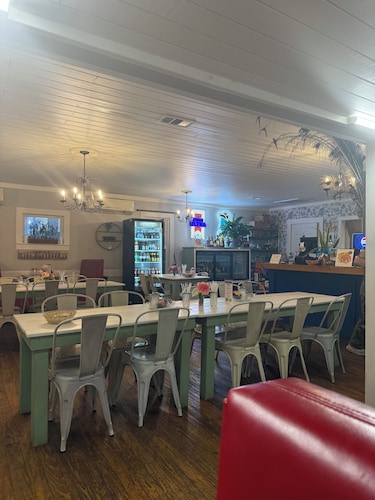 The Rustic Anchor -Relax, Recharge, Repeat- Where Comfort Meets the Lake