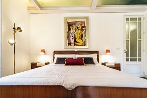 2 bedrooms, desk, iron/ironing board, WiFi