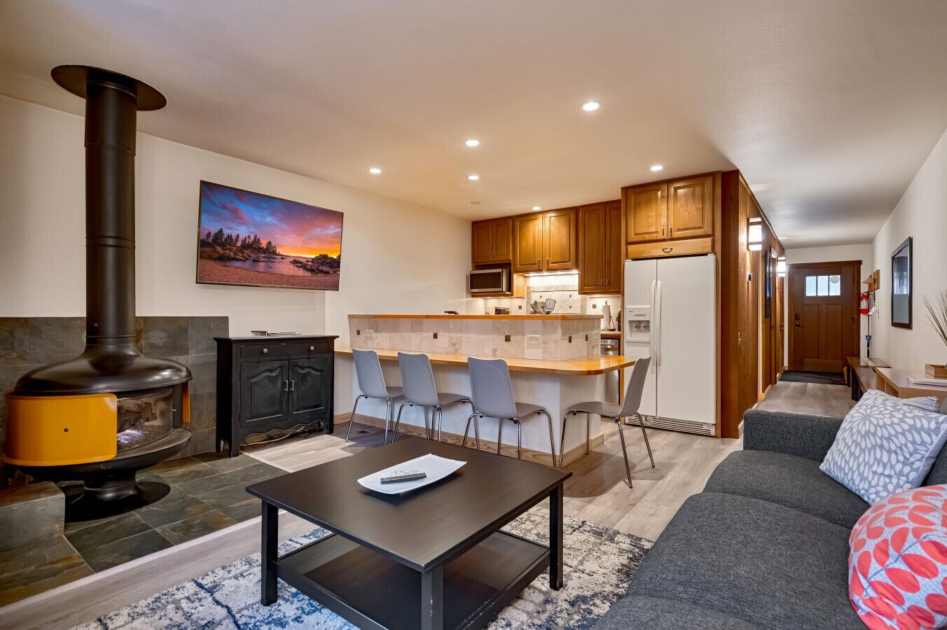 Smart TV, fireplace, books, stereo