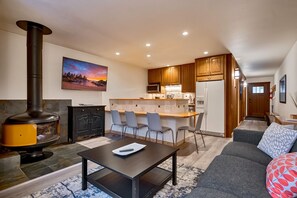 Smart TV, chimenea, libros y estéreo