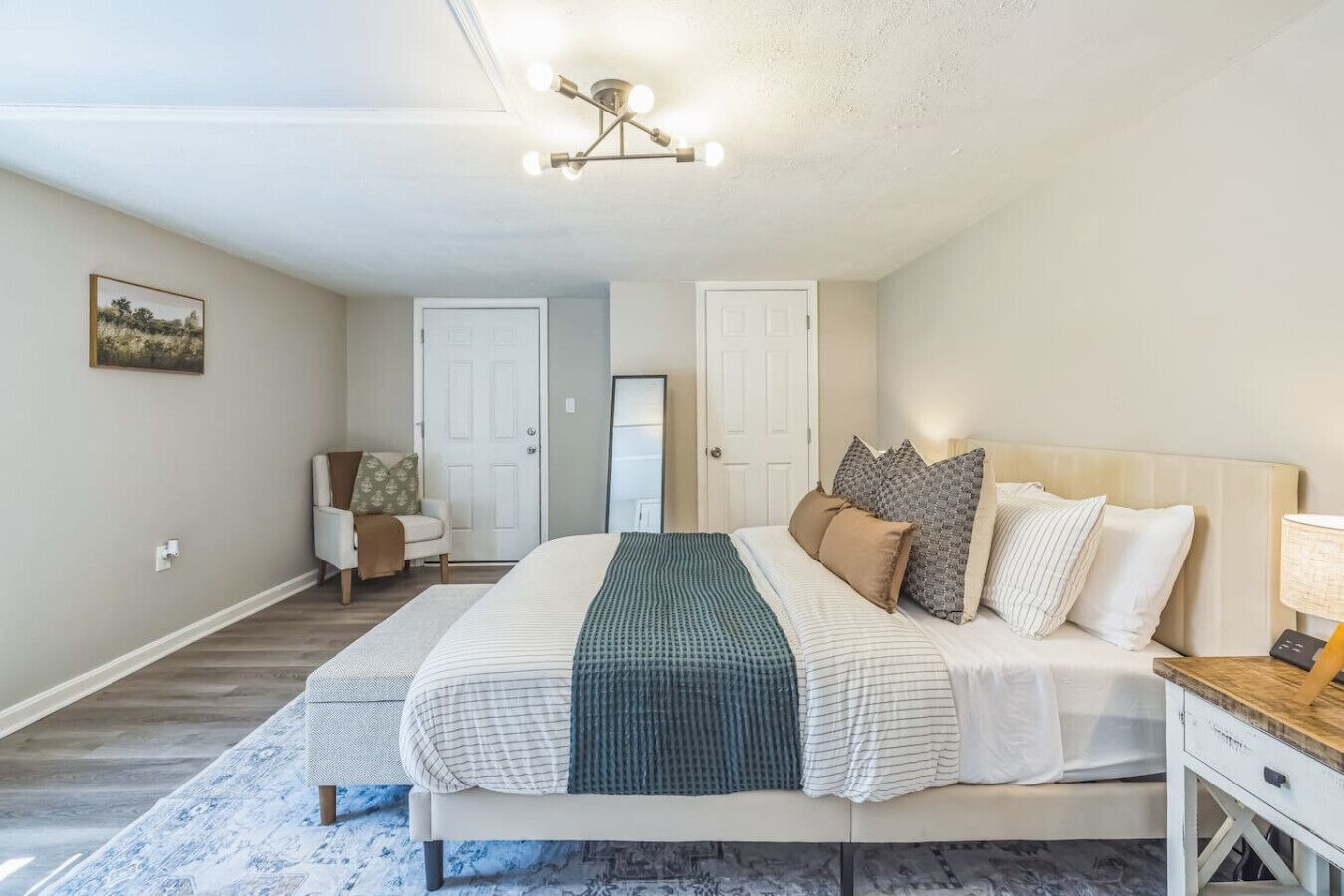 Desk, WiFi, bed sheets