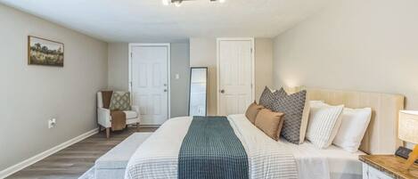 Skrivebord, wi-fi og sengetøy