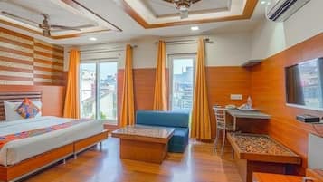 Superior suite, uitzicht op stad | 1 slaapkamer, een minibar, een bureau, een laptopwerkplek