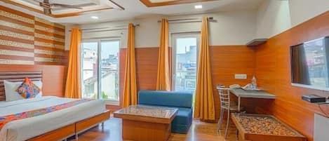 Phòng Suite Superior, quang cảnh thành phố | 1 phòng ngủ, minibar, bàn, khu vực làm việc phù hợp cho laptop