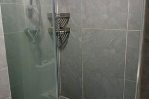 Chuveiro, bidê, sabonete